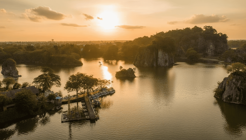 “Vịnh Hạ Long thu nhỏ” giữa lòng Biên Hòa, nổi bật với hồ nước trong xanh và núi đá.